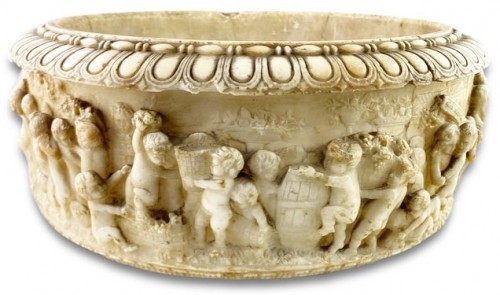 Art sacré, objets religieux  - Grand bénitier en albâtre sculpté de putti gambadant, Italie XIXe siècle