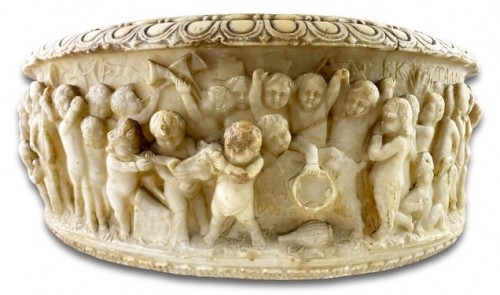 Grand bénitier en albâtre sculpté de putti gambadant, Italie XIXe siècle - 