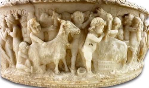 Antiquités - Grand bénitier en albâtre sculpté de putti gambadant, Italie XIXe siècle