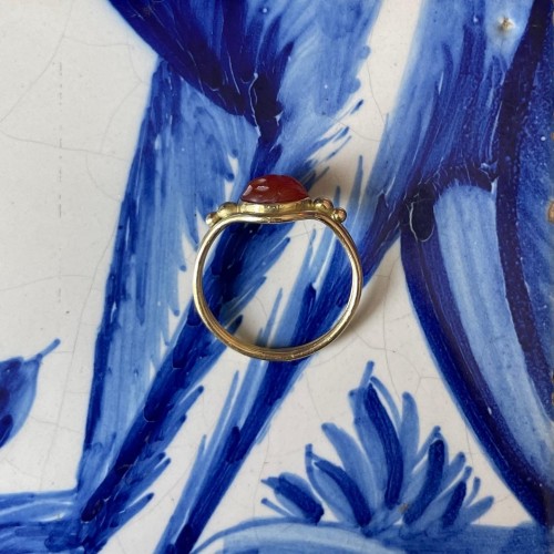 Antique Jewellery  - High gold ring set with an Ancient carnelian cameo of Eros