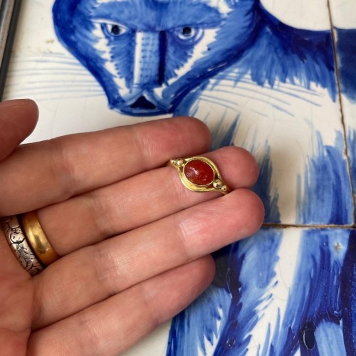 High gold ring set with an Ancient carnelian cameo of Eros - 