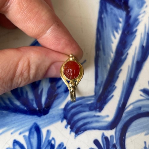 BC to 10th century - High gold ring set with an Ancient carnelian cameo of Eros