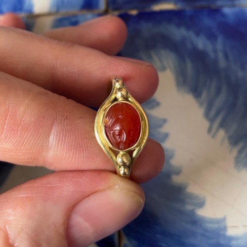  - High gold ring set with an Ancient carnelian cameo of Eros