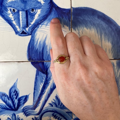 Antiquités - High gold ring set with an Ancient carnelian cameo of Eros