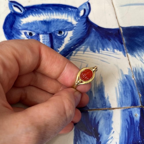 Antiquités - High gold ring set with an Ancient carnelian cameo of Eros