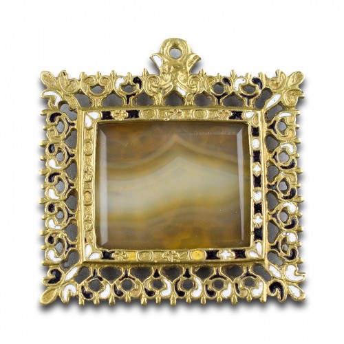 Pierced brass pendant decorated in enamels and agate - Objects of Vertu Style 