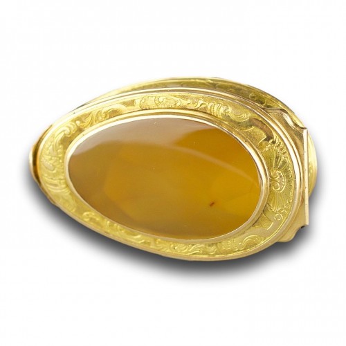 Objects of Vertu  - Rococo gold mounted carnelian snuff box. English, circa 1760