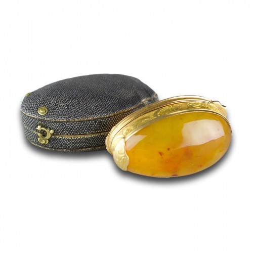 18th century - Rococo gold mounted carnelian snuff box. English, circa 1760