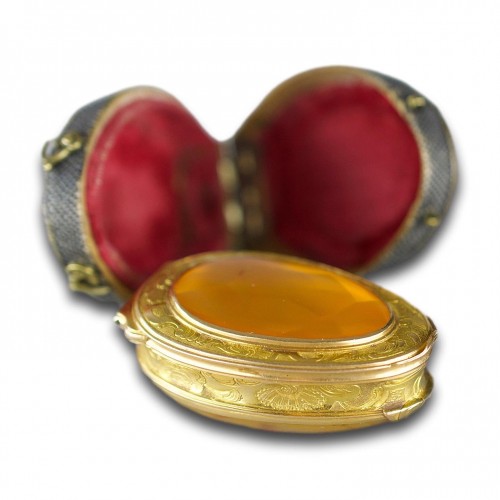 Antiquités - Rococo gold mounted carnelian snuff box. English, circa 1760