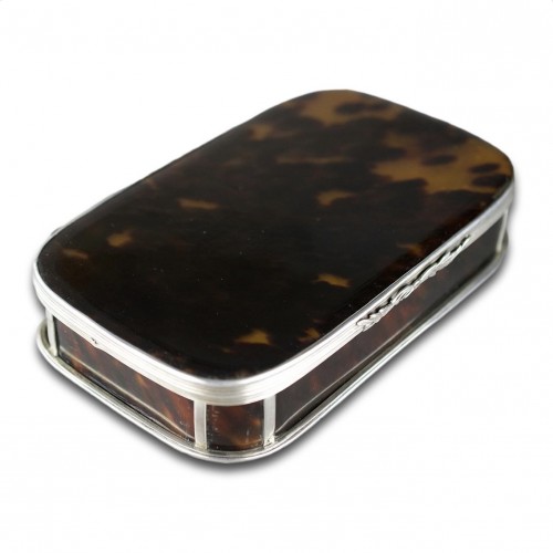 Large silver and tortoiseshell table snuff box. European, 19th century - Objects of Vertu Style 