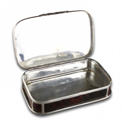 Objects of Vertu  - Large silver and tortoiseshell table snuff box. European, 19th century