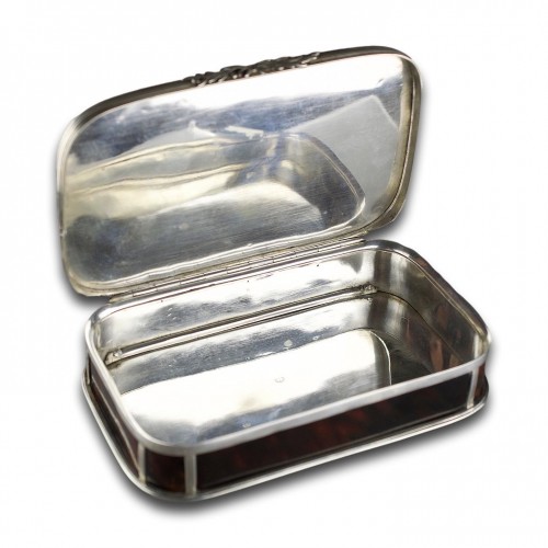 Large silver and tortoiseshell table snuff box. European, 19th century - 