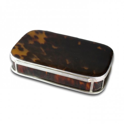 19th century - Large silver and tortoiseshell table snuff box. European, 19th century