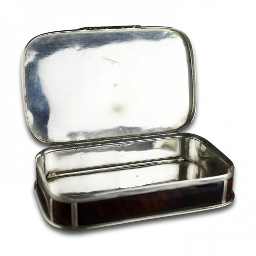 Antiquités - Large silver and tortoiseshell table snuff box. European, 19th century