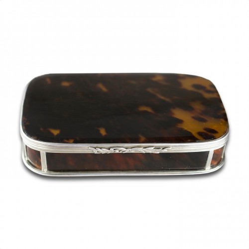 Antiquités - Large silver and tortoiseshell table snuff box. European, 19th century
