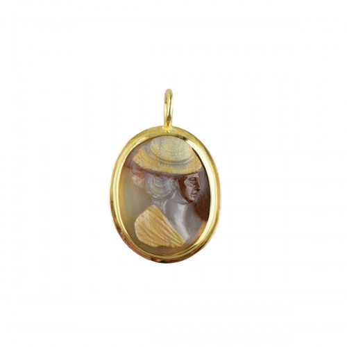 Gold pendant with an unusual cameo of a woman. French, late 18th century.