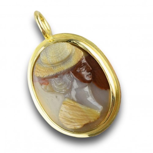 Gold pendant with an unusual cameo of a woman. French, late 18th century. - 
