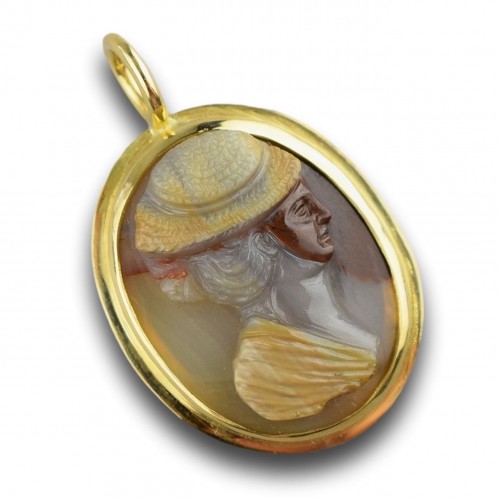 Antiquités - Gold pendant with an unusual cameo of a woman. French, late 18th century.