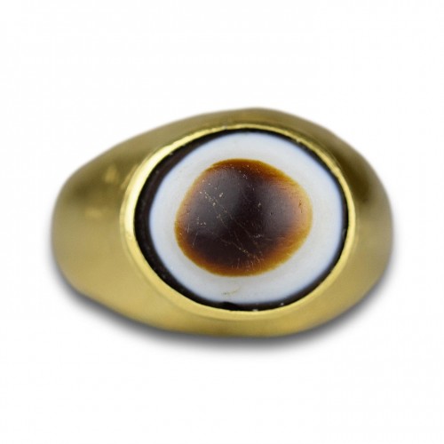 Amuletic high carat gold ring set with an ancient apotropaic ‘eye’. - Antique Jewellery Style 