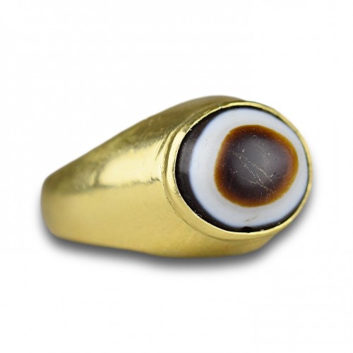 Bijouterie, Joaillerie  - Bague amulétique en or à haut carat sertie d'un ancien « œil » apotropaïque.