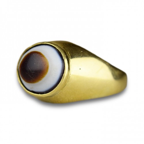 Amuletic high carat gold ring set with an ancient apotropaic ‘eye’. - 