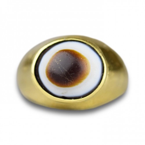 BC to 10th century - Amuletic high carat gold ring set with an ancient apotropaic ‘eye’.