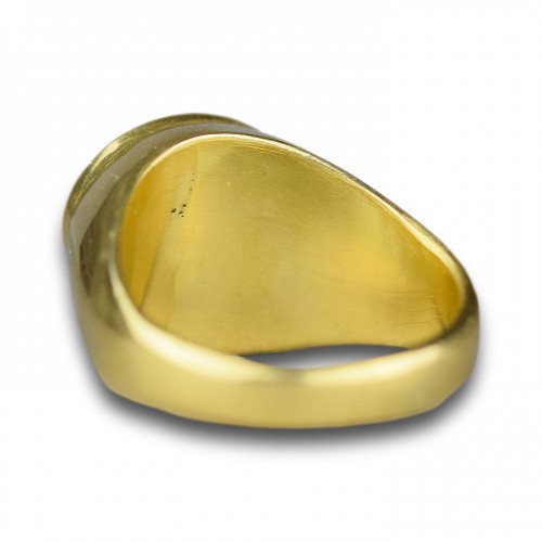 Bague amulétique en or à haut carat sertie d'un ancien « œil » apotropaïque. - 