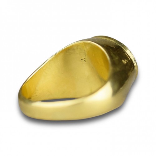 Antiquités - Bague amulétique en or à haut carat sertie d'un ancien « œil » apotropaïque.