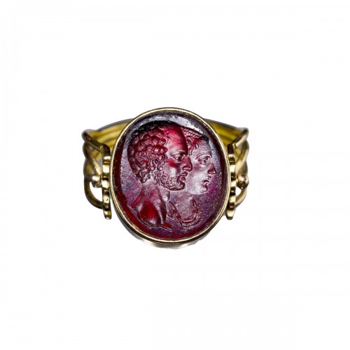 Gold ring with a red glass jugate portrait intaglio