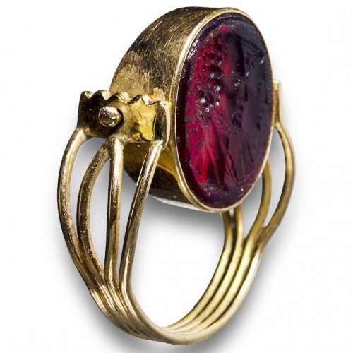 Gold ring with a red glass jugate portrait intaglio - Antique Jewellery Style 