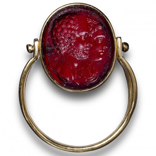 Antique Jewellery  - Gold ring with a red glass jugate portrait intaglio