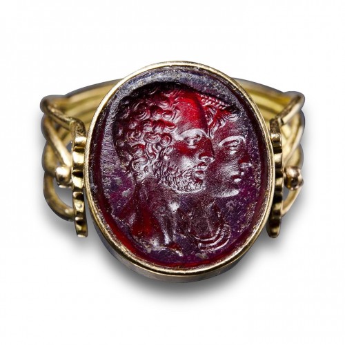 Gold ring with a red glass jugate portrait intaglio - 