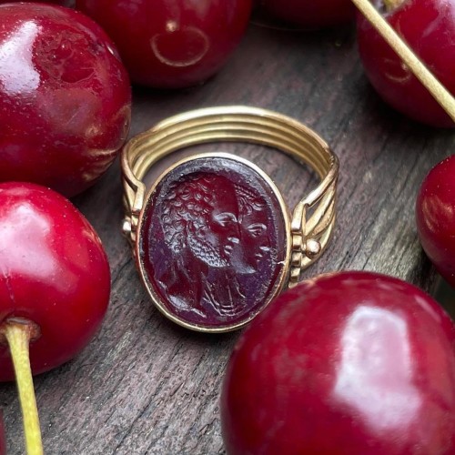 19th century - Gold ring with a red glass jugate portrait intaglio