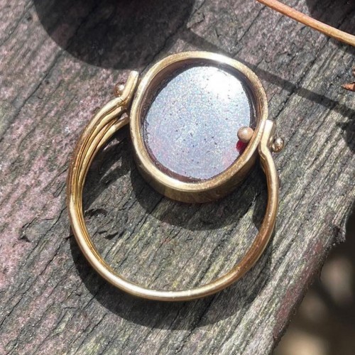 Bague en or avec une intaille portrait jugate en verre rouge - 