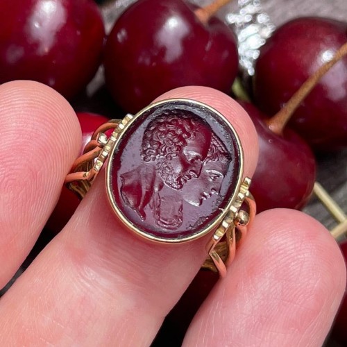 Antiquités - Gold ring with a red glass jugate portrait intaglio