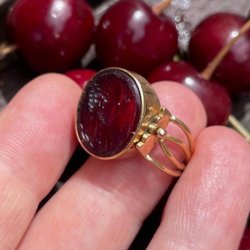 Antiquités - Gold ring with a red glass jugate portrait intaglio