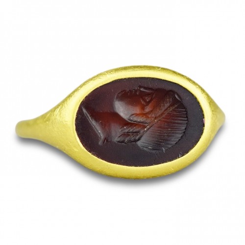 Antique Jewellery  - Gold ring with a fine Hellenistic sard intaglio of a youth, 3rd-2nd century