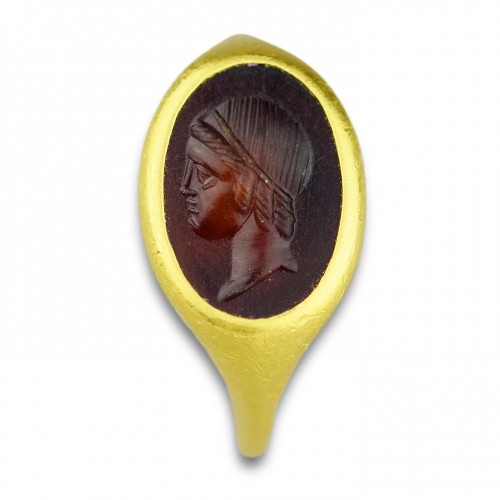BC to 10th century - Gold ring with a fine Hellenistic sard intaglio of a youth, 3rd-2nd century