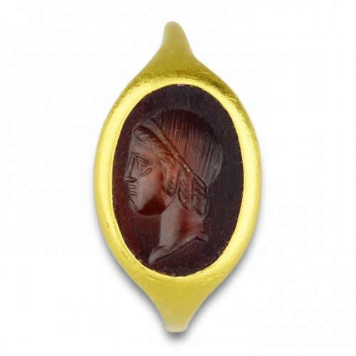 Antiquités - Gold ring with a fine Hellenistic sard intaglio of a youth, 3rd-2nd century