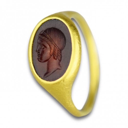 Antiquités - Gold ring with a fine Hellenistic sard intaglio of a youth, 3rd-2nd century