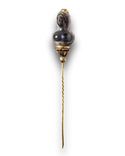 Gold stick pin with an agate sculpture of a female bust. Italian, 17th cent - Antique Jewellery Style 