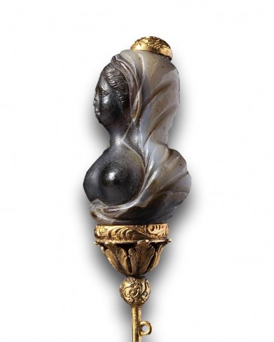 Antique Jewellery  - Gold stick pin with an agate sculpture of a female bust. Italian, 17th cent