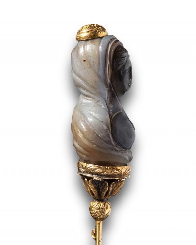 Gold stick pin with an agate sculpture of a female bust. Italian, 17th cent - 
