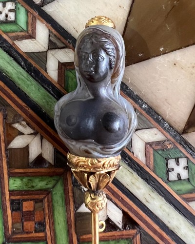 Gold stick pin with an agate sculpture of a female bust. Italian, 17th cent - 