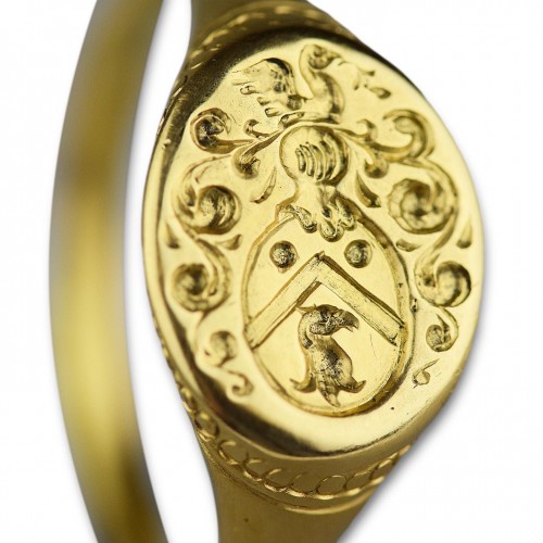 High carat gold armorial signet ring circa 1700 - Antique Jewellery Style 