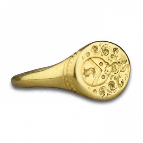 High carat gold armorial signet ring circa 1700 - 