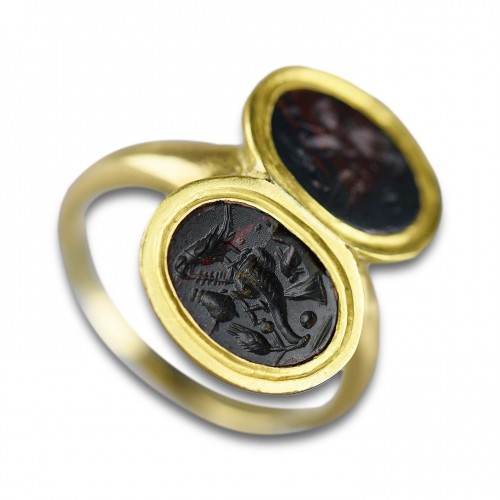 BC to 10th century - Gold ring with a matched pair of Ancient heliotrope allegorical intaglio