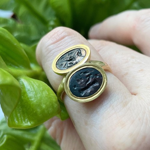 Antiquités - Gold ring with a matched pair of Ancient heliotrope allegorical intaglio