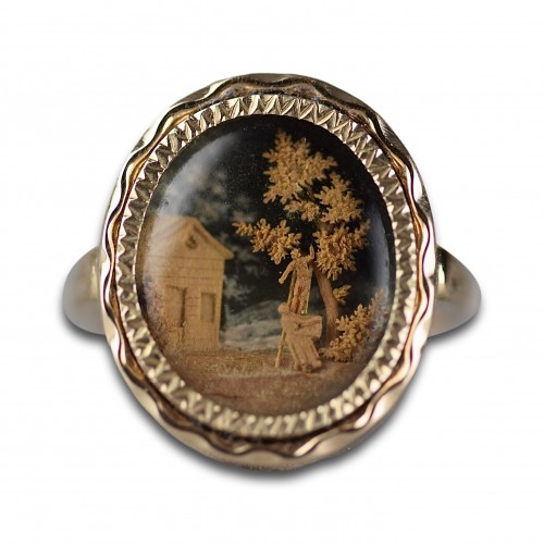 Bijouterie, Joaillerie  - Bague en or fin XVIIIe sertie d'une micro sculpture sur bois