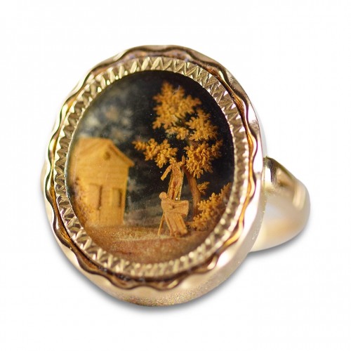 Antiquités - Gold ring set with a micro-wood carving. French, 18th century.
